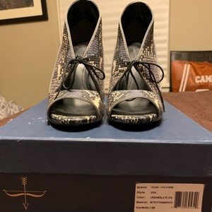 Pour La Victoire tie shoes